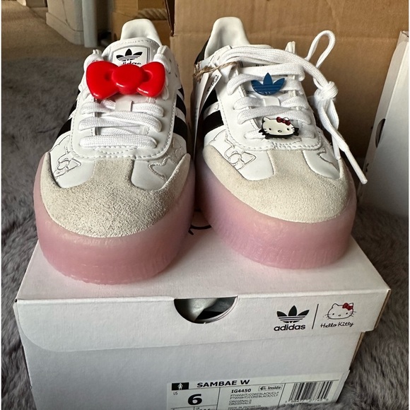 Authentic adorable Adidas Sambae x Hello Kitty collaboration Women's size 6 - Picture 5 of 13